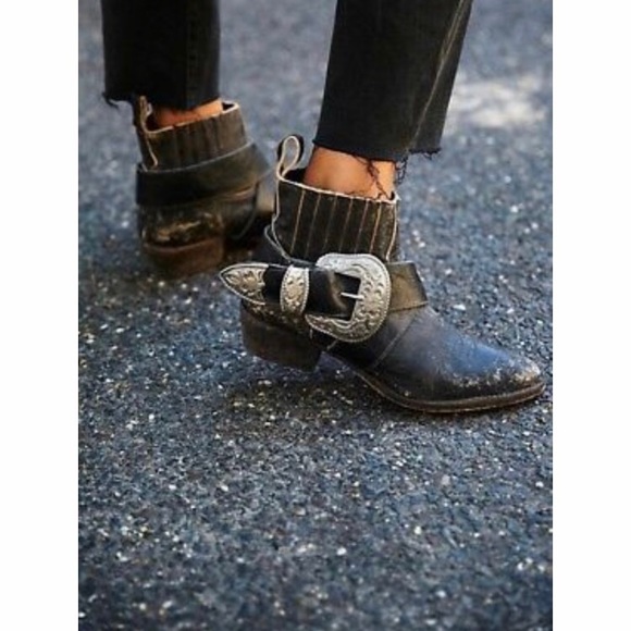 *ISO THESE BOOTS size 8**does anyone have these - Picture 2 of 2